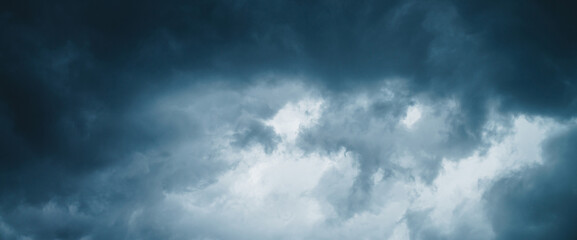 Fototapeta premium Dramatic cloudscape texture. Dark heavy thunderstorm clouds before rain. Overcast rainy bad weather. Storm warning. Natural blue background of cumulonimbus. Nature backdrop of stormy cloudy sky.