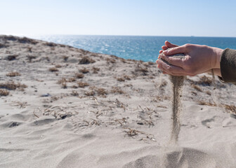 Fototapeta na wymiar 砂浜で遊ぶ