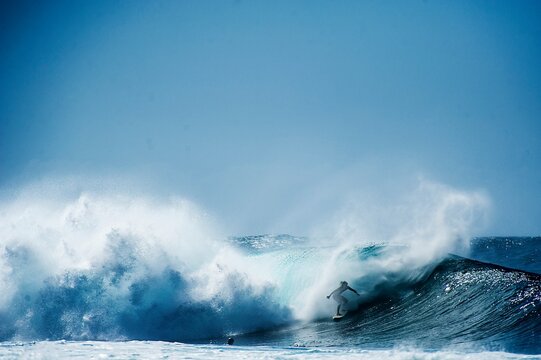 Surfer gets spit out of pipeline barrel