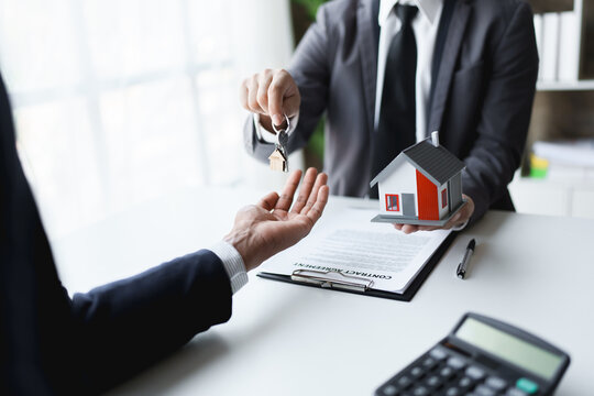 Real estate company to buy houses and land are delivering keys and houses to customers after agreeing to make a home purchase agreement and make a loan agreement.
