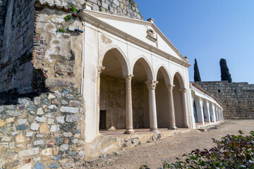 Alcazaba de Mérida (siglo IX). Pórtico neogótico, construido con columnas visigodas que data del...