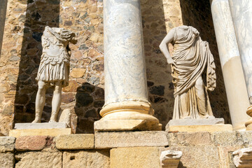 Teatro Romano de Mérida. En los espacios entre columnas (intercolumnios) se colocaron estatuas que...