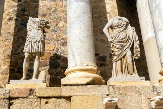 Teatro Romano de M&eacute;rida. En los espacios entre columnas (intercolumnios) se colocaron estatuas que representaban dioses y personajes mitol&oacute;gicos. Badajoz, Extremadura, Espa&ntilde;a.