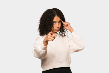 Young african american curly woman isolated pointing temple with finger, thinking, focused on a...