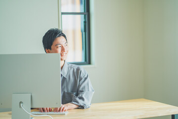 自宅でテレワークをする若いビジネスマンの男性