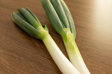 木の板の上の長ネギ