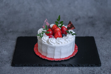 いちごと生クリームのショートケーキ　ホールケーキ