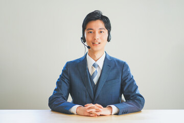 実況中継をするアナウンサーの若い男性