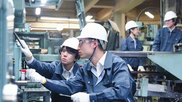 工場で働く技術者