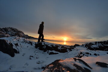 Un homme contemple un coucher de soleil sur la mer dans l'hiver norvégien © Oscar