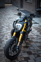 Obraz na płótnie Canvas stylish black and yellow sports motorcycle on the city street