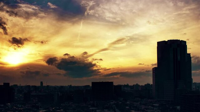 空と雲と街とビルの映像、昼から夕景