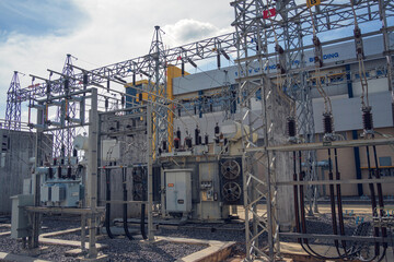 High voltage electric power plant current distribution substation