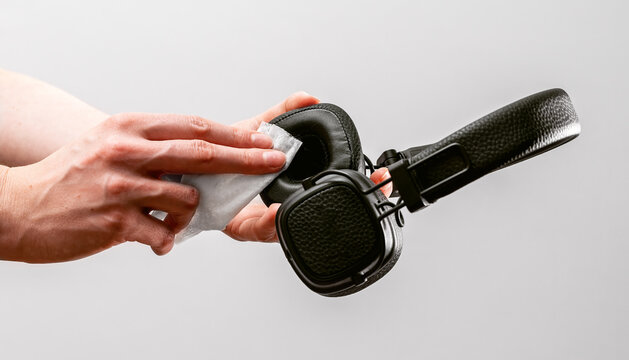 Hands Cleaning Headphones Pads With Wet Cloth, Antibacterial Wiper