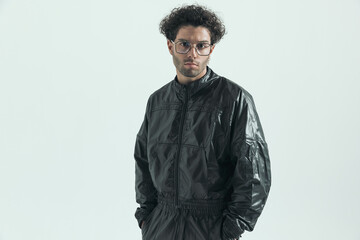 Obraz premium casual man posing with hands in pockets