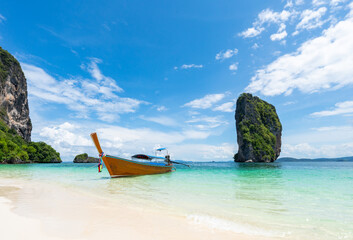 Obraz na płótnie Canvas Thai traditional wooden longtail boat and beautiful sand beach in Krabi province. Thailand.