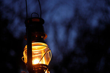 ランタンを灯すキャンプの夜