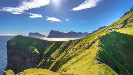 Der Lechtturm Kallur auf der Färör Insel Kalsoy steht einsam auf einer Landzuge über dem Meer und ist ein lohnenswertes Ziel für Wanderer. Das Panorama  von den steilen Klippen ist beeindruckend.