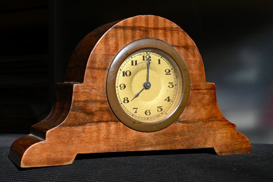 Antike Uhr in einem braunen Holzgeh&auml;use