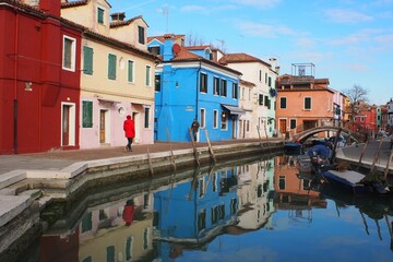 Fototapeta na wymiar Colorful homes along canal in Burano