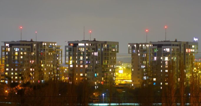 Timelapse życie miasta nocą, migające światła i kolory.