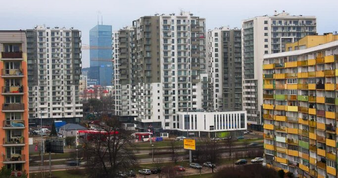 Timelapse życie miasta, ulice i bloki mieszkalne. Rozw&oacute;j miasta i drapaczy chmur 