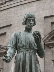 a bronze statue of the danish king  Canute IV in front of the Marble Church in Copenhagaen