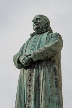 a bronze statue of Grundtvig in pastoral garments