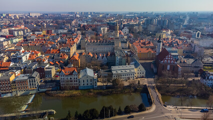Widok na odrę i ratusz w Opolu. 