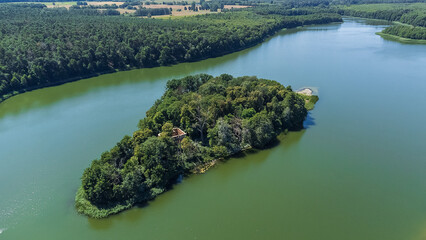 Jeziory i wyspa z ruinami zamku Klaudyny Potockiej w Wielkopolskim Parku Narodowym. 