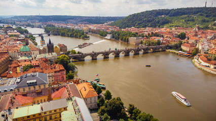Widok na Most Karola w Pradze i rzekę Wełtawę.  - obrazy, fototapety, plakaty