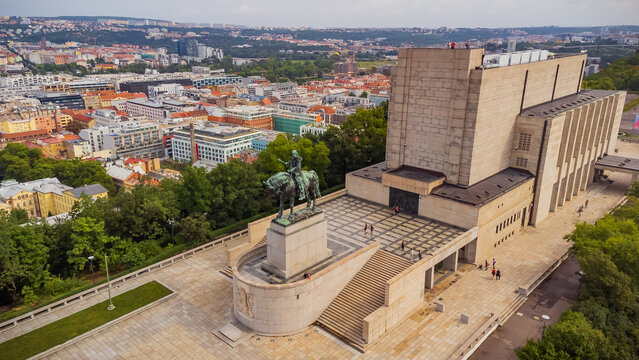 Widok na Muzeum Narodowe Vitkov w Pradze. 