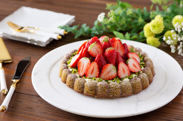 たっぷりの苺とピスタチオのホールケーキ