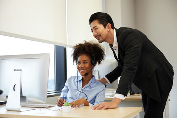 Obraz premium businessman or supervisor training and suggesting about work to colleagues at call center service in the office