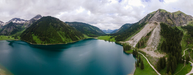 Berge in Tirol Österreich Lanschaft mit See