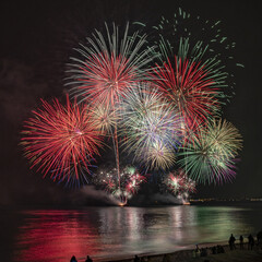 Photo du superbe feu d'artifice tiré sur la mer dans la baie des anges à Nice à l'occasion de la Clôture du 150ème anniversaire du Carnaval de Nice sur la Côte d'Azur - obrazy, fototapety, plakaty