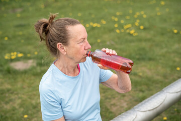 Seniorin Trinken Sport im Freien Sommer