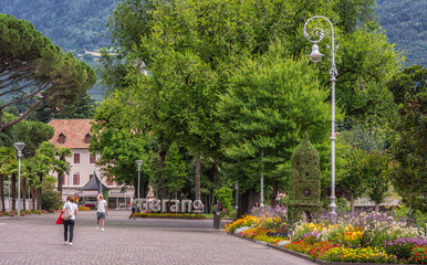 Fototapeta premium Glimpse of the historic center of Merano with Merano in metal letter. Bolzano province, South Tyrol - Trentino Alto Adige, Italy, Juli 16, 2020