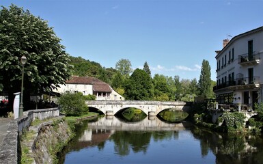 Fototapeta na wymiar Brantôme en Périgord, pont sur la Dronne