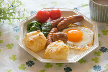 目玉焼きとソーセージの朝食プレート