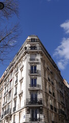 Fototapeta na wymiar Façade d'immeubles parisiens, gothiques et anciens, plus ou moins éclairés par le soleil, belles maisons et immeubles, agglomération magnifiée par l'éclairage du soleil, même un peu à l'ombre
