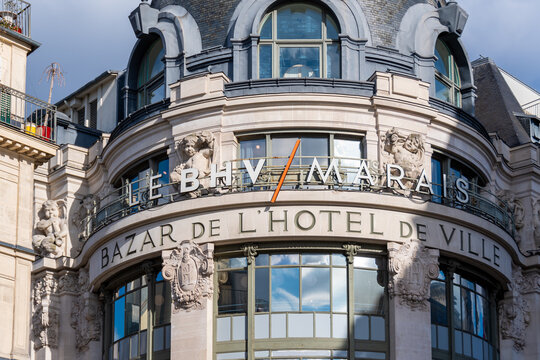 Paris, France - 26 f&eacute;vrier 2023: D&eacute;tail de la fa&ccedil;ade du Bazar de l'H&ocirc;tel de Ville, renomm&eacute; BHV Marais depuis 2013, grand magasin parisien situ&eacute; dans le 4&egrave;me arrondissement de Paris