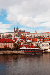 Obraz premium La bellezza e il fascino della città storica di Praga. Dalle torri gotiche della Cattedrale di San Vito alle case colorate lungo il fiume Moldava, ogni immagine racconta la storia del ricco patrimonio