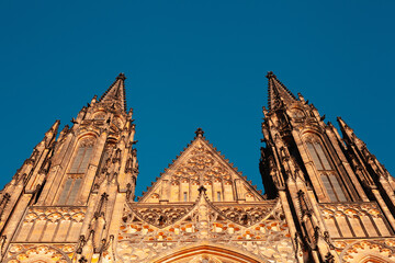 La bellezza e il fascino della città storica di Praga. Dalle torri gotiche della Cattedrale di San Vito alle case colorate lungo il fiume Moldava, ogni immagine racconta la storia del ricco patrimonio