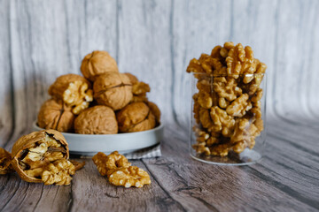 Frutos secos nozes naturais e frescas sobre madeira 