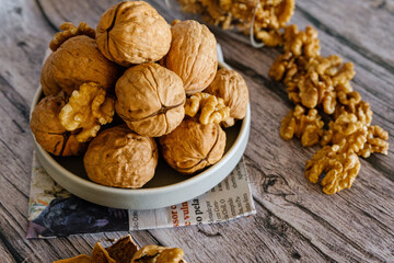Foto superior de nozes naturais e frescas espalhadas em fundo rústico de madeira