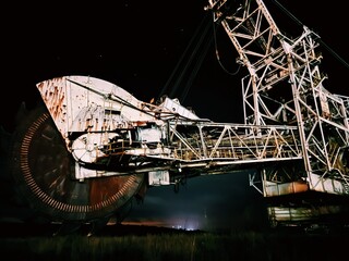 Excavadora en la noche