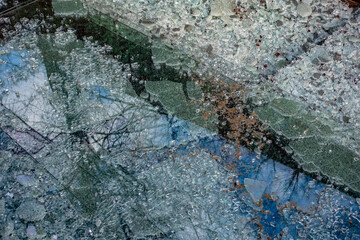 Gebrochene Flachglasscheiben im Recycling Container
