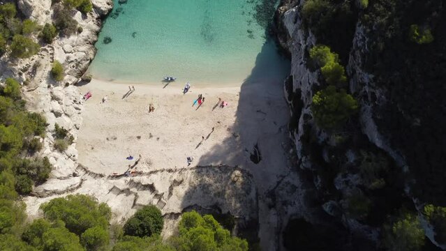 Cala Macarelleta ubicada en el sur de Menorca, Islas Baleare, es probablemente una de las playas mas bonitas de Espa&ntilde;a, que destaca por su agua transparente de color turquesa.