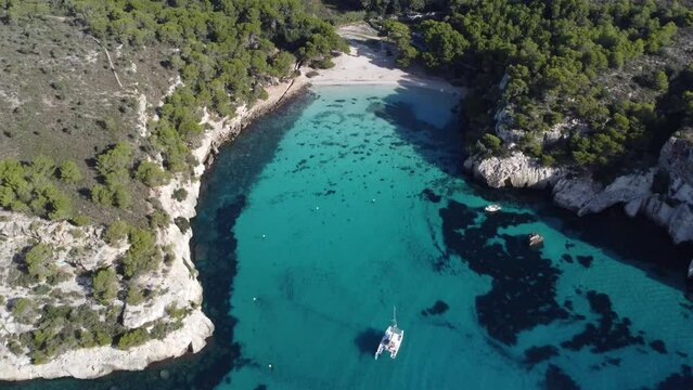 Calas Macarella y Macarelleta ubicadas en el sur de Menorca, Islas Baleares, es probablemente una de las playas mas bonitas de Espa&ntilde;a, que destaca por su agua transparente de color turquesa.